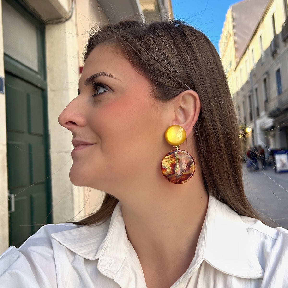 Boucles d'oreilles à clips Maila Feu Francine Bramli Paris, clips ronds jaune orangé et grands pendentifs circulaires en résine transparente aux motifs rouge feu, orange et doré – Divinity Sète.