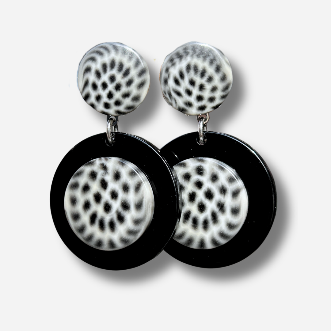 Boucles d'oreilles Maila Magpie Francine Bramli en résine noire avec motif Magpie noir et blanc
