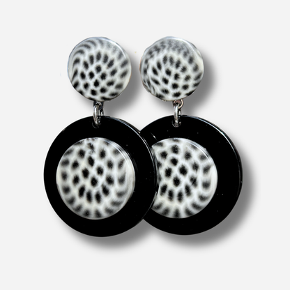 Boucles d'oreilles Maila Magpie Francine Bramli en résine noire avec motif Magpie noir et blanc