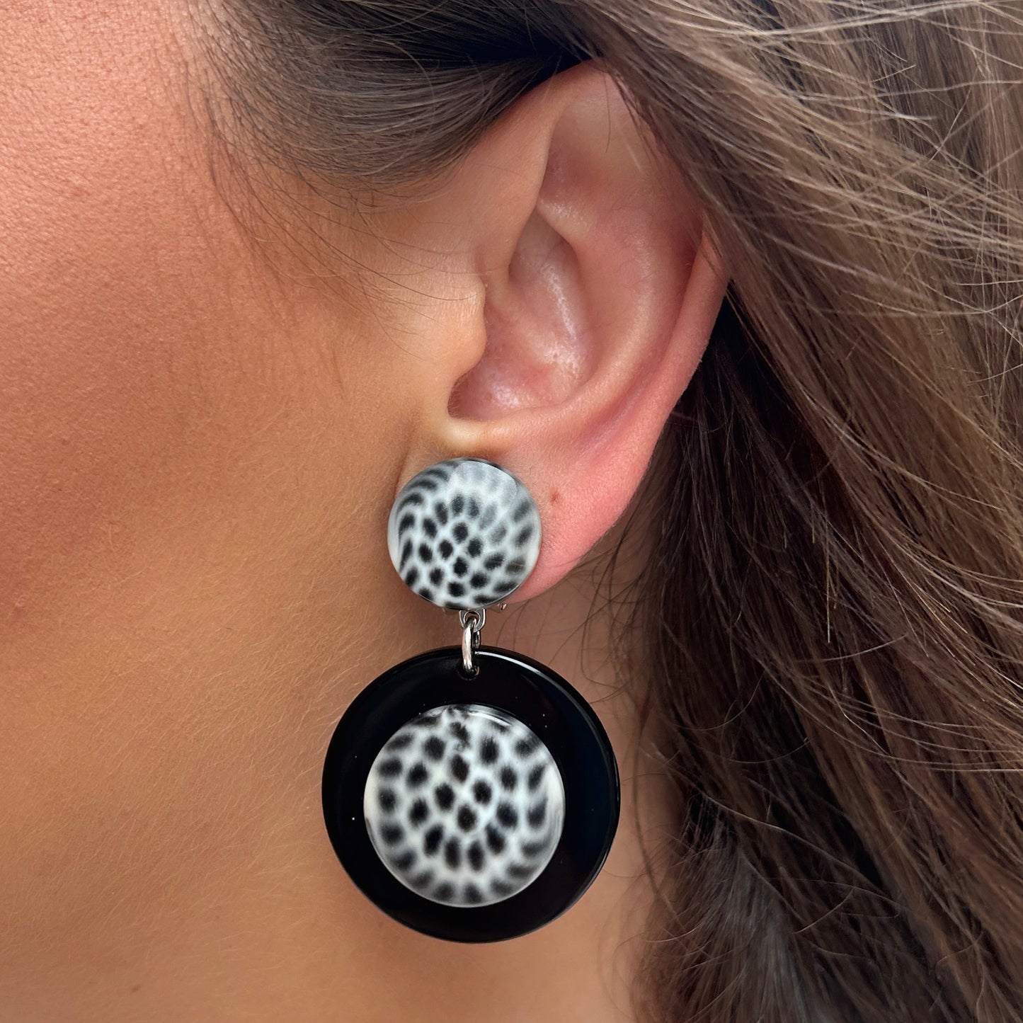Boucles d'oreilles Maila Magpie Francine Bramli en résine noire avec motif Magpie noir et blanc