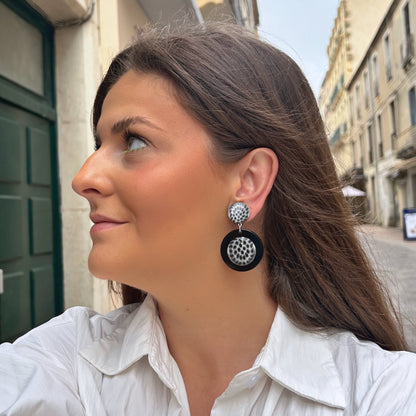 Boucles d'oreilles Maila Magpie Francine Bramli en résine noire avec motif Magpie noir et blanc