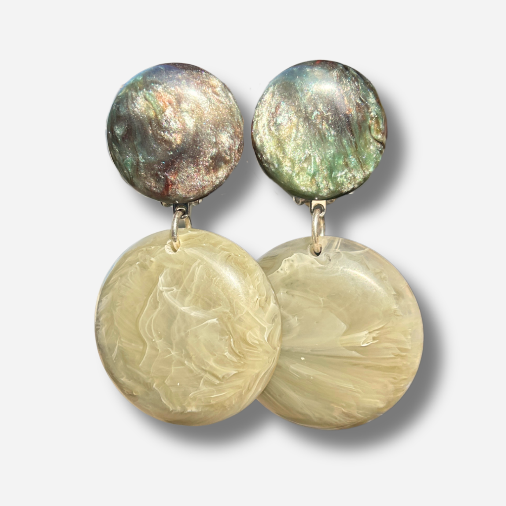Boucles d'oreilles Maila Sauge Francine Bramli en résine vert sauge nacré et marbré