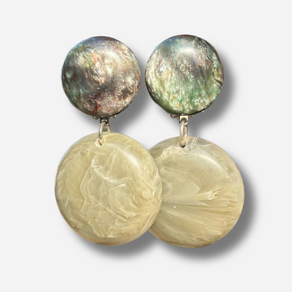 Boucles d'oreilles Maila Sauge Francine Bramli en résine vert sauge nacré et marbré