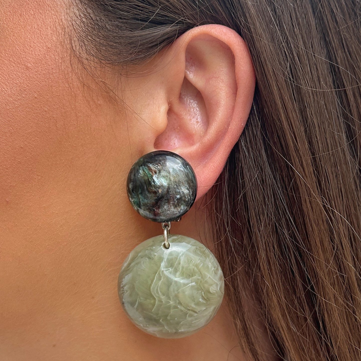 Boucles d'oreilles Maila Sauge Francine Bramli en résine vert sauge nacré et marbré