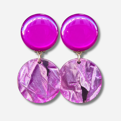 Boucles d’oreilles Maila Violet à clips Francine Bramli Paris, cabochons ronds violet fuchsia brillant et pendentifs circulaires rose métallisé texturé.