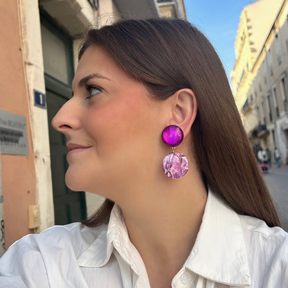 Boucles d’oreilles Maila Violet à clips Francine Bramli Paris, cabochons ronds violet fuchsia brillant et pendentifs circulaires rose métallisé texturé.