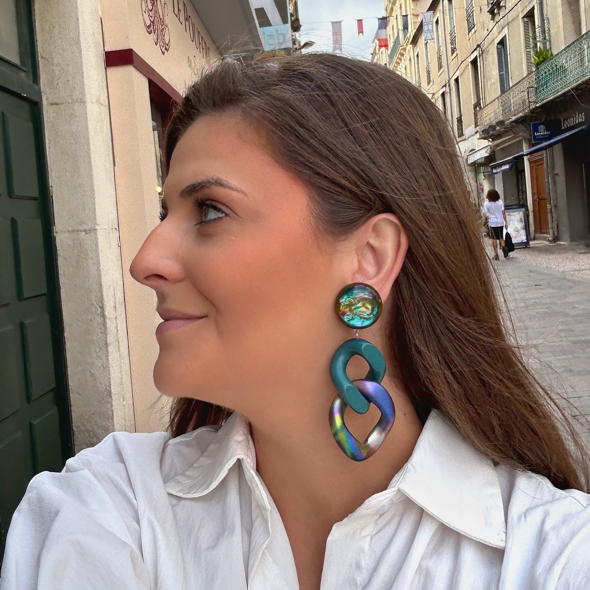 Boucles d’oreilles Maillons Arc-en-ciel Bleu irisé Francine Bramli Paris
