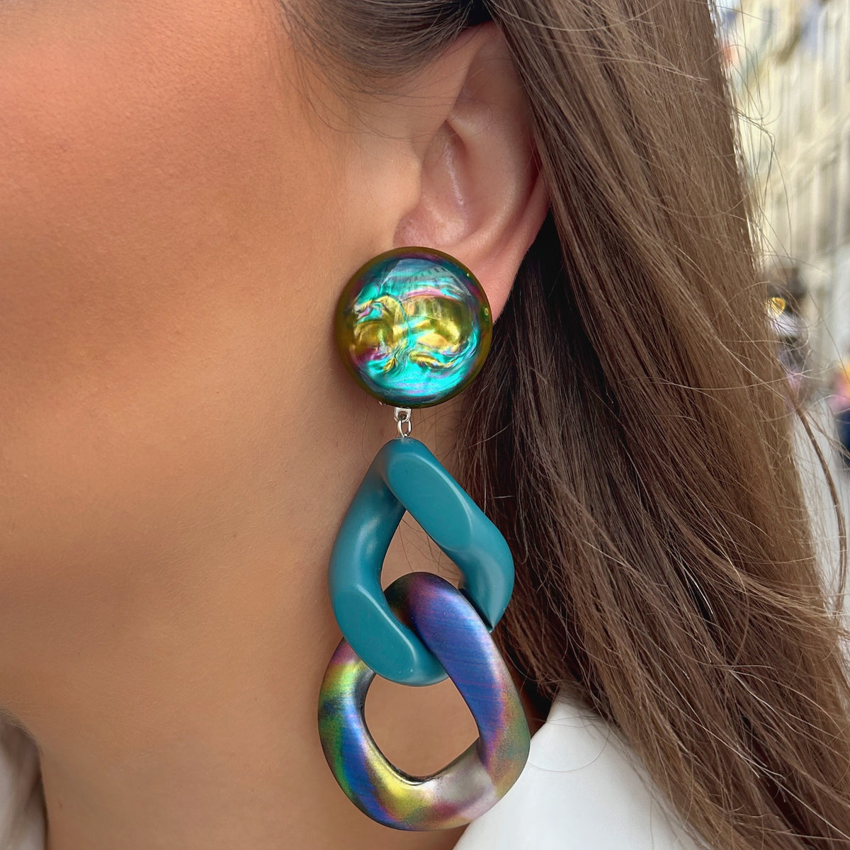 Boucles d’oreilles Maillons Arc-en-ciel Bleu irisé Francine Bramli Paris
