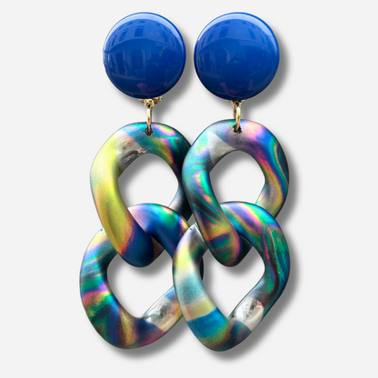 Boucles d'oreilles Maillons Arc-en-Ciel Francine Bramli Paris avec cabochon bleu et grands maillons multicolores irisés