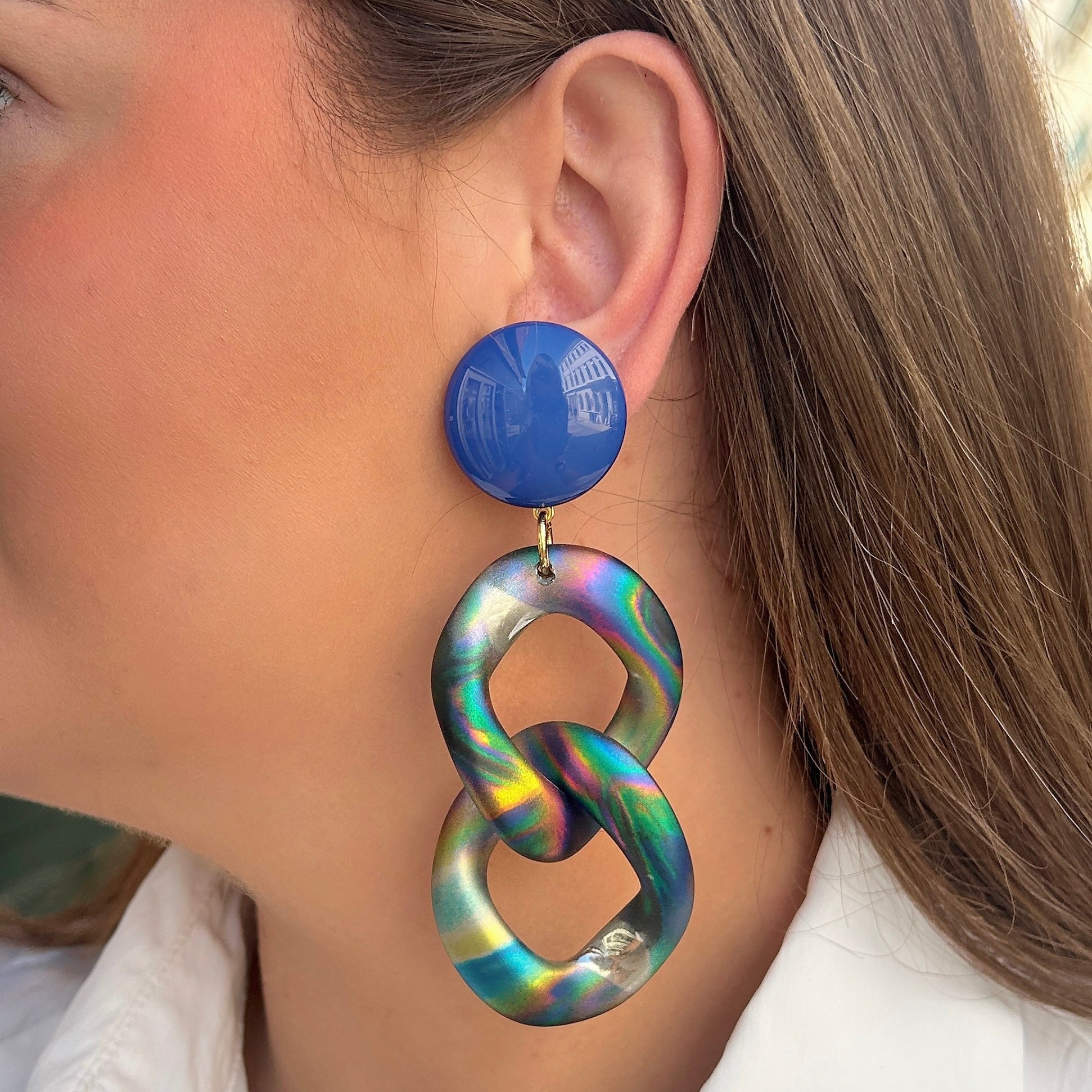 Boucles d'oreilles Maillons Arc-en-Ciel Francine Bramli Paris avec cabochon bleu et grands maillons multicolores irisés