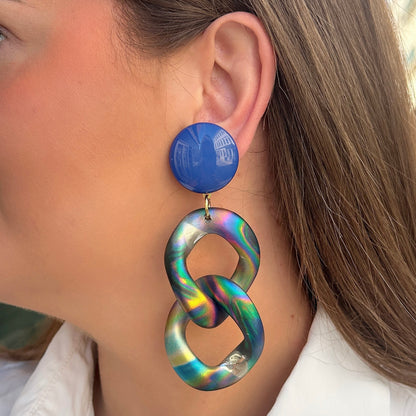 Boucles d'oreilles Maillons Arc-en-Ciel Francine Bramli Paris avec cabochon bleu et grands maillons multicolores irisés