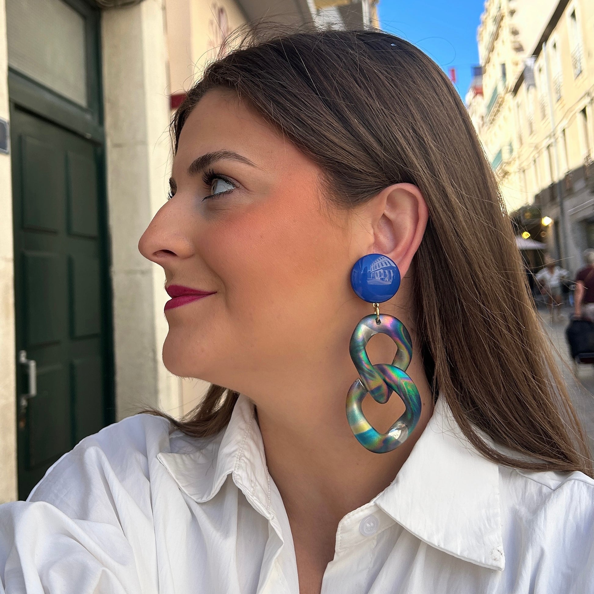Boucles d'oreilles Maillons Arc-en-Ciel Francine Bramli Paris avec cabochon bleu et grands maillons multicolores irisés