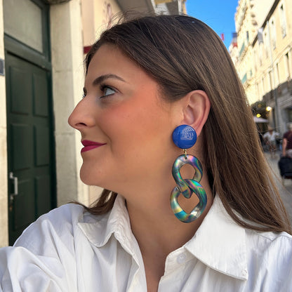 Boucles d'oreilles Maillons Arc-en-Ciel Francine Bramli Paris avec cabochon bleu et grands maillons multicolores irisés