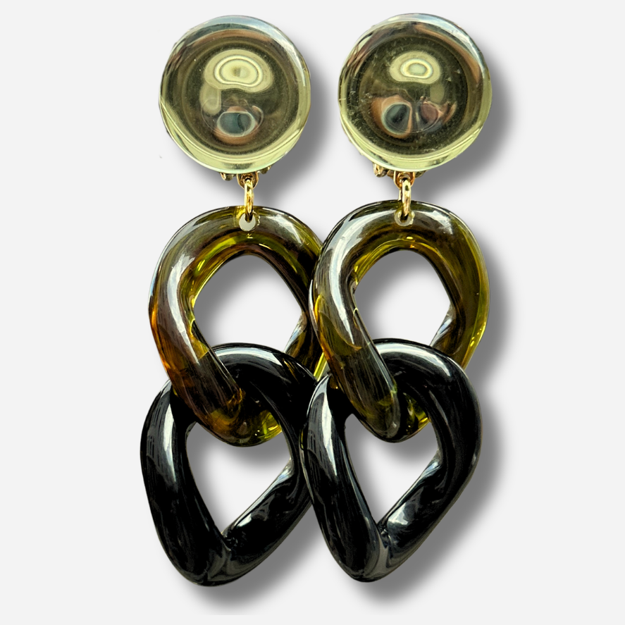 Boucles d'oreilles Maillons Kaki Francine Bramli en résine kaki translucide et noire avec cabochon rond brillant