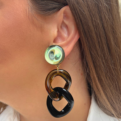 Boucles d'oreilles Maillons Kaki Francine Bramli en résine kaki translucide et noire avec cabochon rond brillant