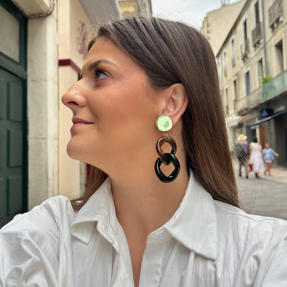 Boucles d'oreilles Maillons Kaki Francine Bramli en résine kaki translucide et noire avec cabochon rond brillant