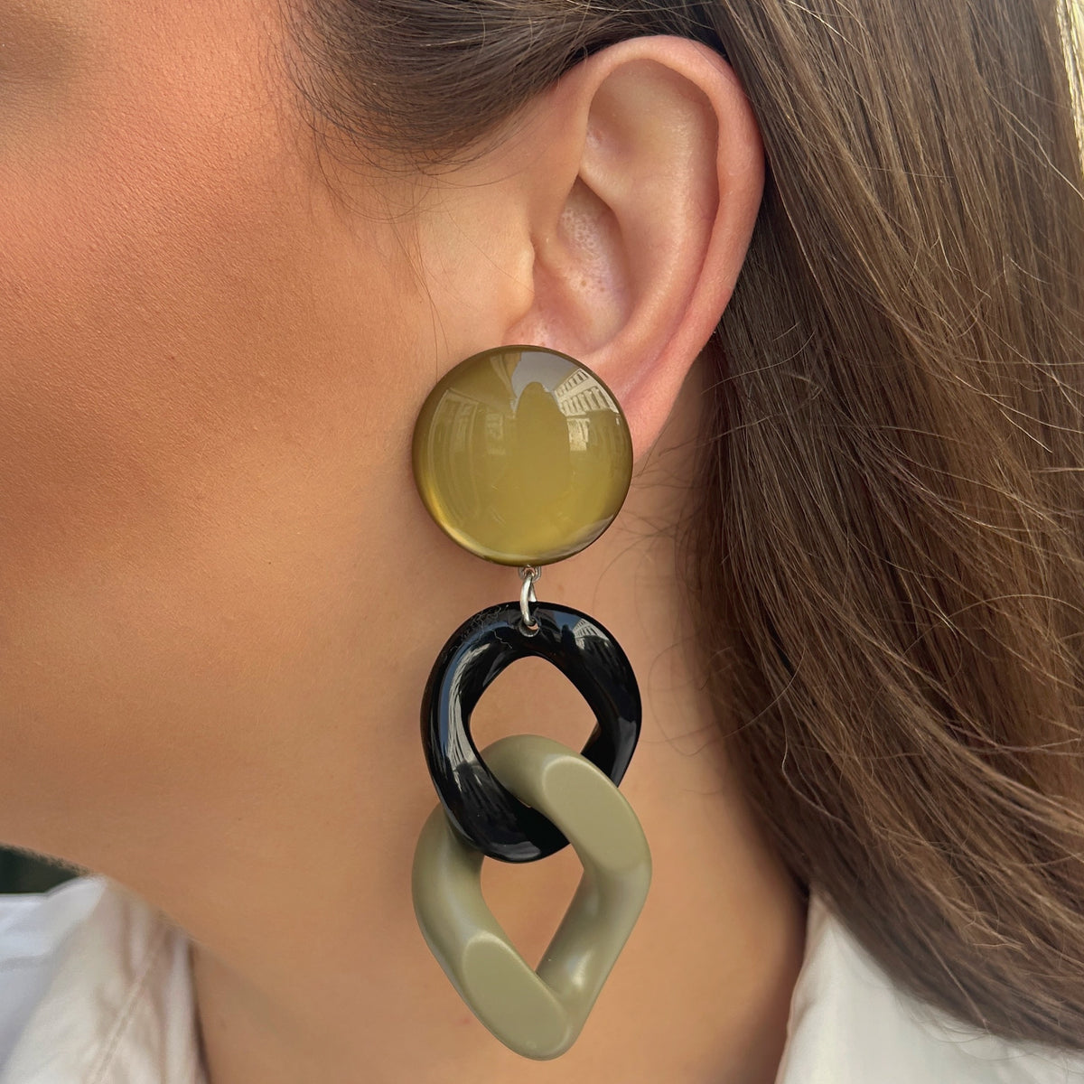 Boucles d’oreilles Maillons kaki et noir Francine Bramli Paris
