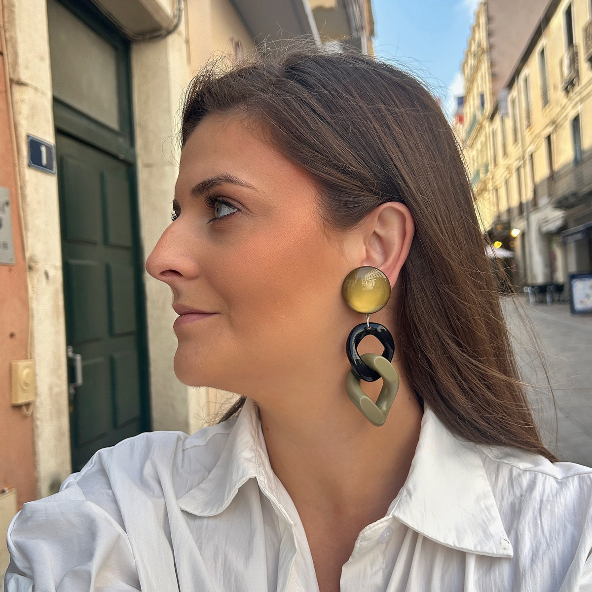 Boucles d’oreilles Maillons kaki et noir Francine Bramli Paris
