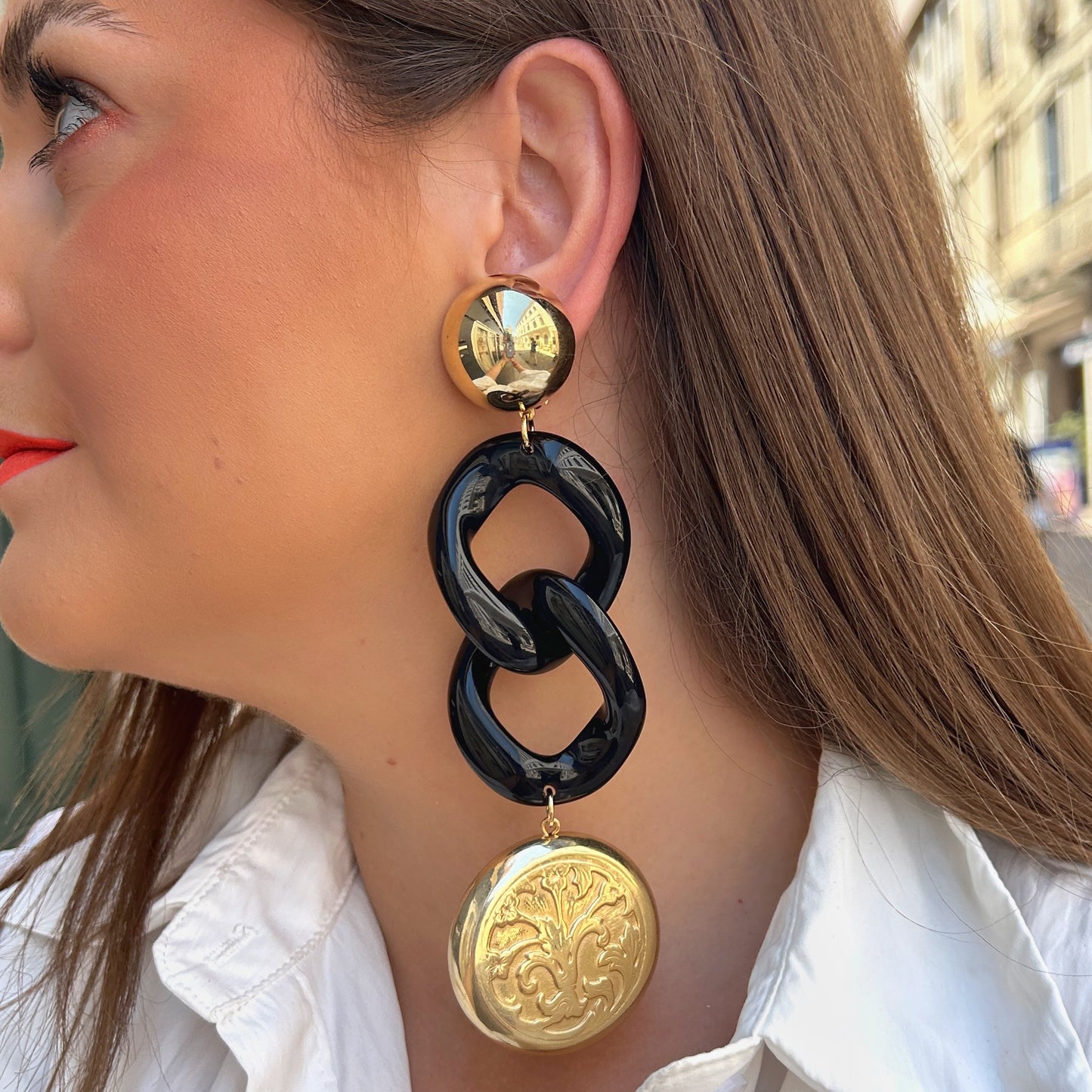 Boucles d'oreilles Maillons Noir Doré XL Francine Bramli Paris en résine noire brillante et médaillon doré portées