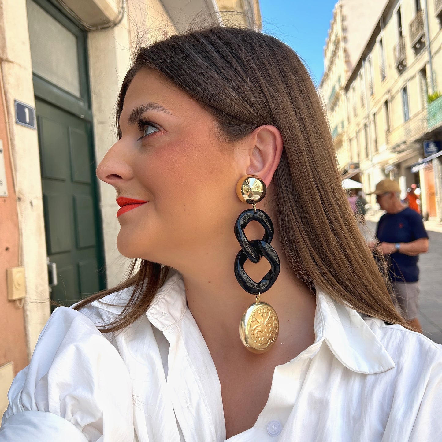 Boucles d'oreilles Maillons Noir Doré XL Francine Bramli Paris en résine noire brillante et médaillon doré portées