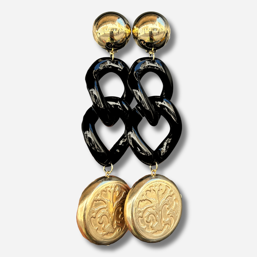 Boucles d'oreilles Maillons Noir Doré XL Francine Bramli Paris en résine noire brillante et médaillon doré portées