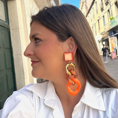 Boucles d’oreilles Maillons Orange Francine Bramli Paris avec maillons oversize orange, doré et pailleté