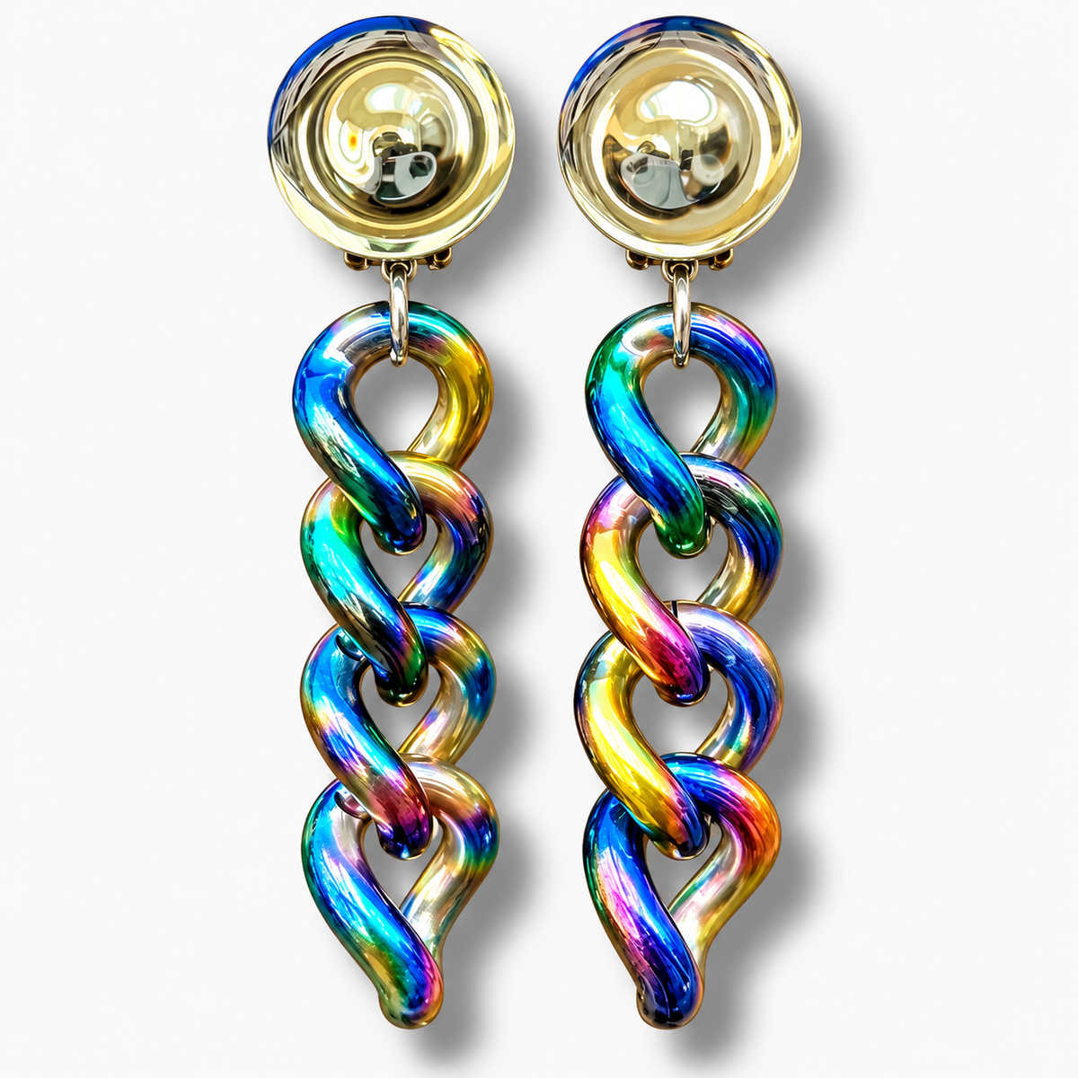Boucles d’oreilles Maillons Rock Miroir à clips Francine Bramli Paris, cabochons ronds dorés effet miroir et longues chaînes de maillons irisés multicolores bleu, vert, rose, violet et or.