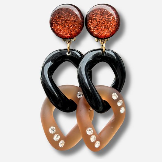Boucles d'oreilles Maillons Strass Marron Noir Francine Bramli avec maillons noirs, résine marron translucide et strass