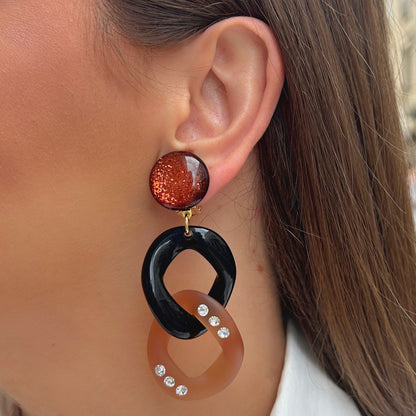Boucles d'oreilles Maillons Strass Marron Noir Francine Bramli avec maillons noirs, résine marron translucide et strass