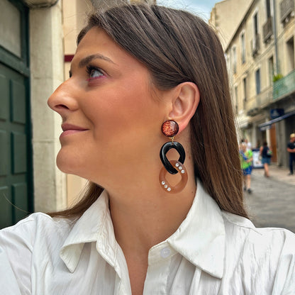 Boucles d'oreilles Maillons Strass Marron Noir Francine Bramli avec maillons noirs, résine marron translucide et strass