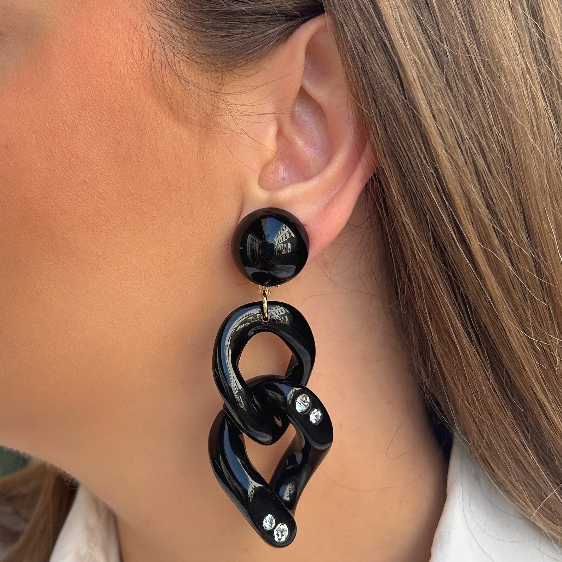Boucles d’oreilles Maillons Strass Noir Francine Bramli Paris trois maillons
