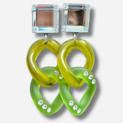 Boucles d'oreilles Maillons Strass Vert Francine Bramli en résine vert anis et kaki translucide avec strass et cabochon effet cristal