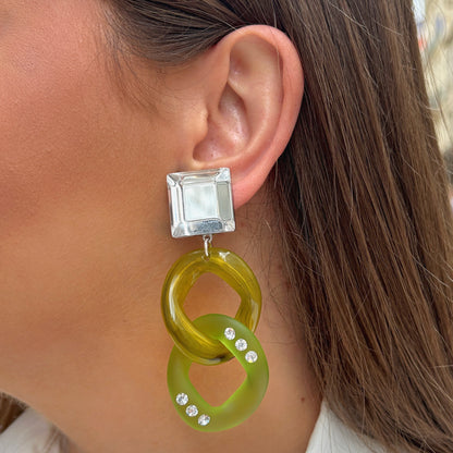 Boucles d'oreilles Maillons Strass Vert Francine Bramli en résine vert anis et kaki translucide avec strass et cabochon effet cristal