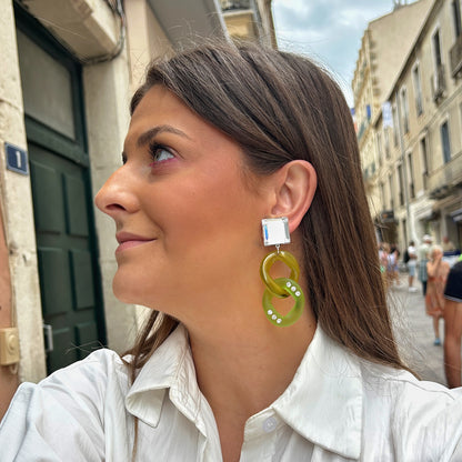Boucles d'oreilles Maillons Strass Vert Francine Bramli en résine vert anis et kaki translucide avec strass et cabochon effet cristal