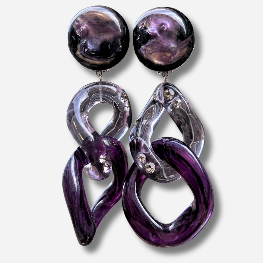 Boucles d'oreilles Maillons Strass Violet Francine Bramli en résine violette marbrée, résine transparente fumée et strass