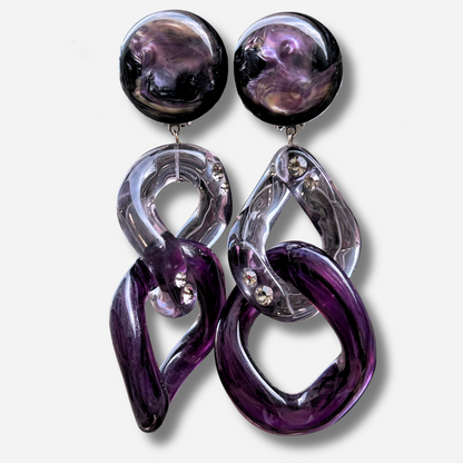 Boucles d'oreilles Maillons Strass Violet Francine Bramli en résine violette marbrée, résine transparente fumée et strass