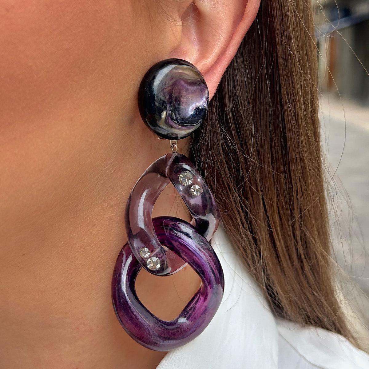 Boucles d'oreilles Maillons Strass Violet Francine Bramli en résine violette marbrée, résine transparente fumée et strass
