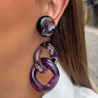 Boucles d'oreilles Maillons Strass Violet Francine Bramli en résine violette marbrée, résine transparente fumée et strass