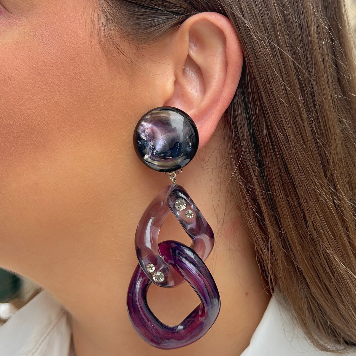 Boucles d'oreilles Maillons Strass Violet Francine Bramli en résine violette marbrée, résine transparente fumée et strass