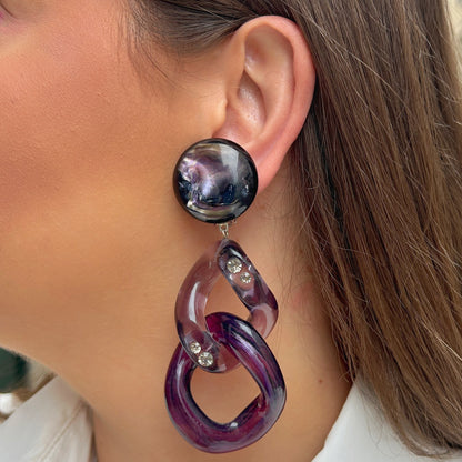 Boucles d'oreilles Maillons Strass Violet Francine Bramli en résine violette marbrée, résine transparente fumée et strass