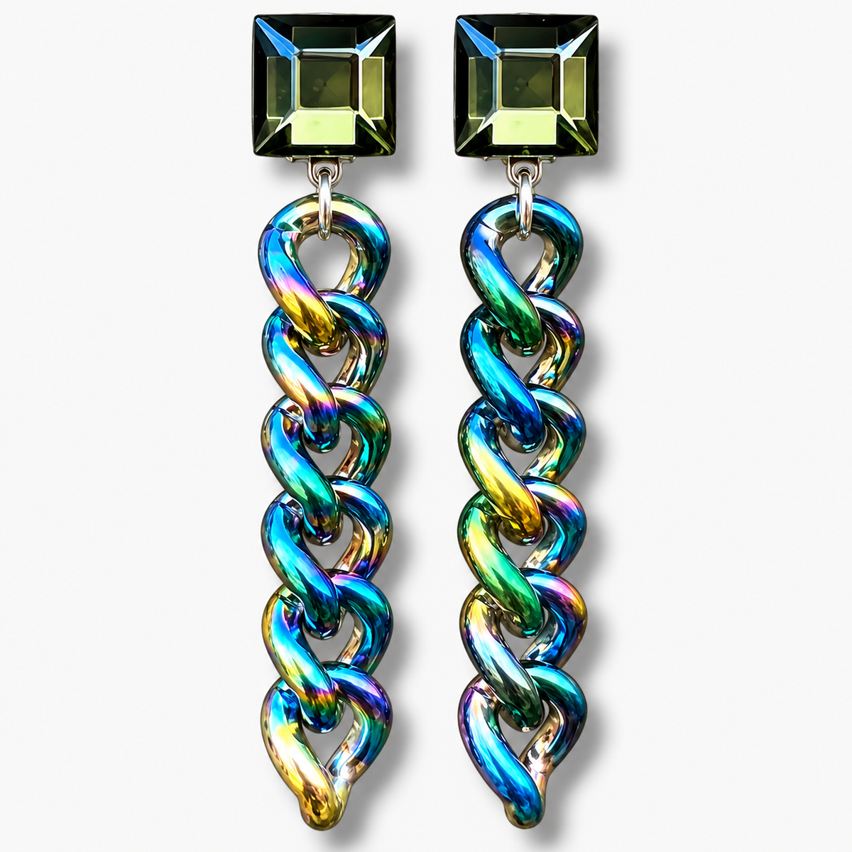 Boucles d’oreilles Maillons XS Rock à clips Francine Bramli Paris, cabochons carrés vert olive facettés et longues chaînes de maillons irisés bleu, vert, violet et doré.