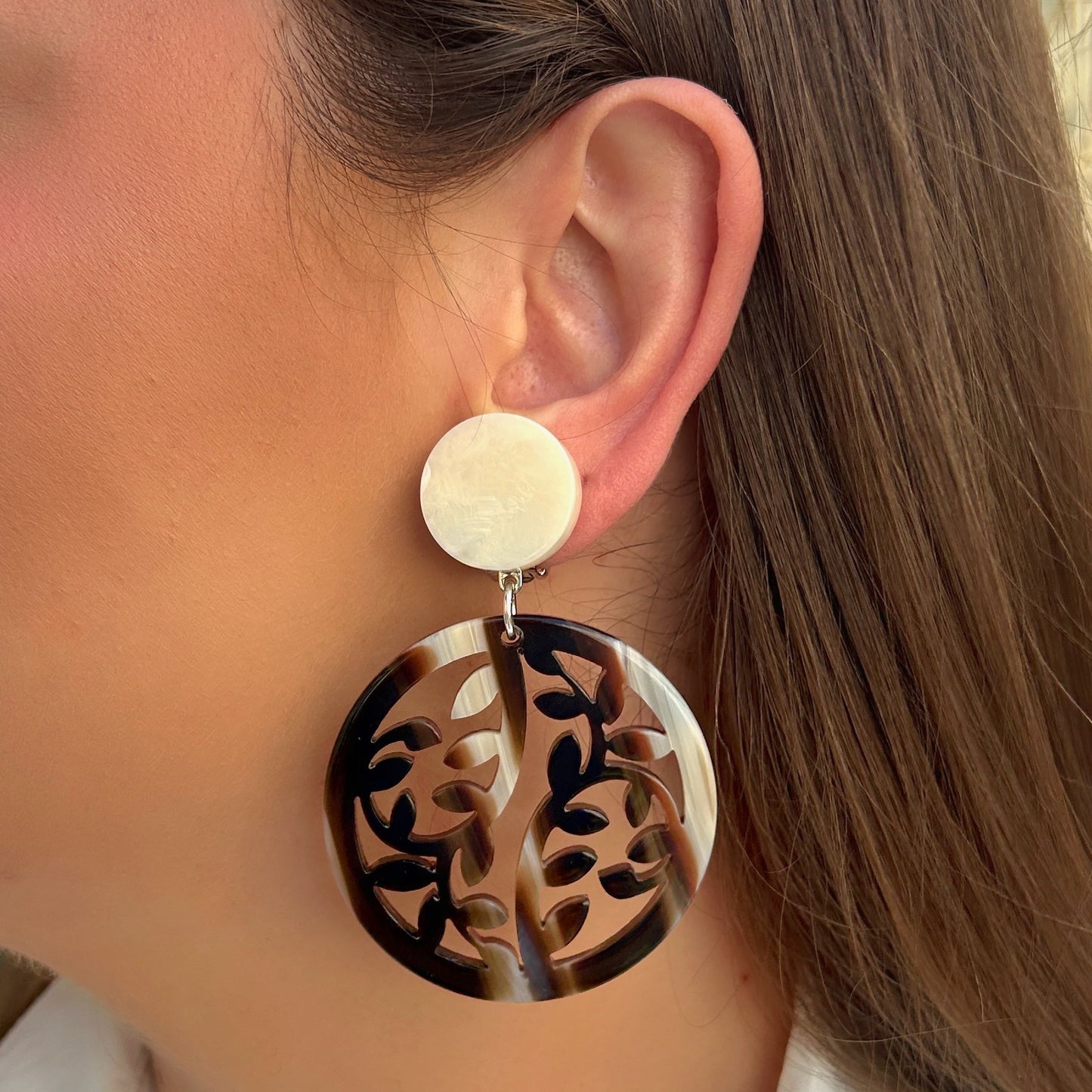 Boucles d’oreilles Mandala écru marron Francine Bramli Paris rondes ajourées effet écaille
