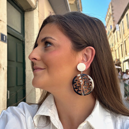 Boucles d’oreilles Mandala écru marron Francine Bramli Paris rondes ajourées effet écaille
