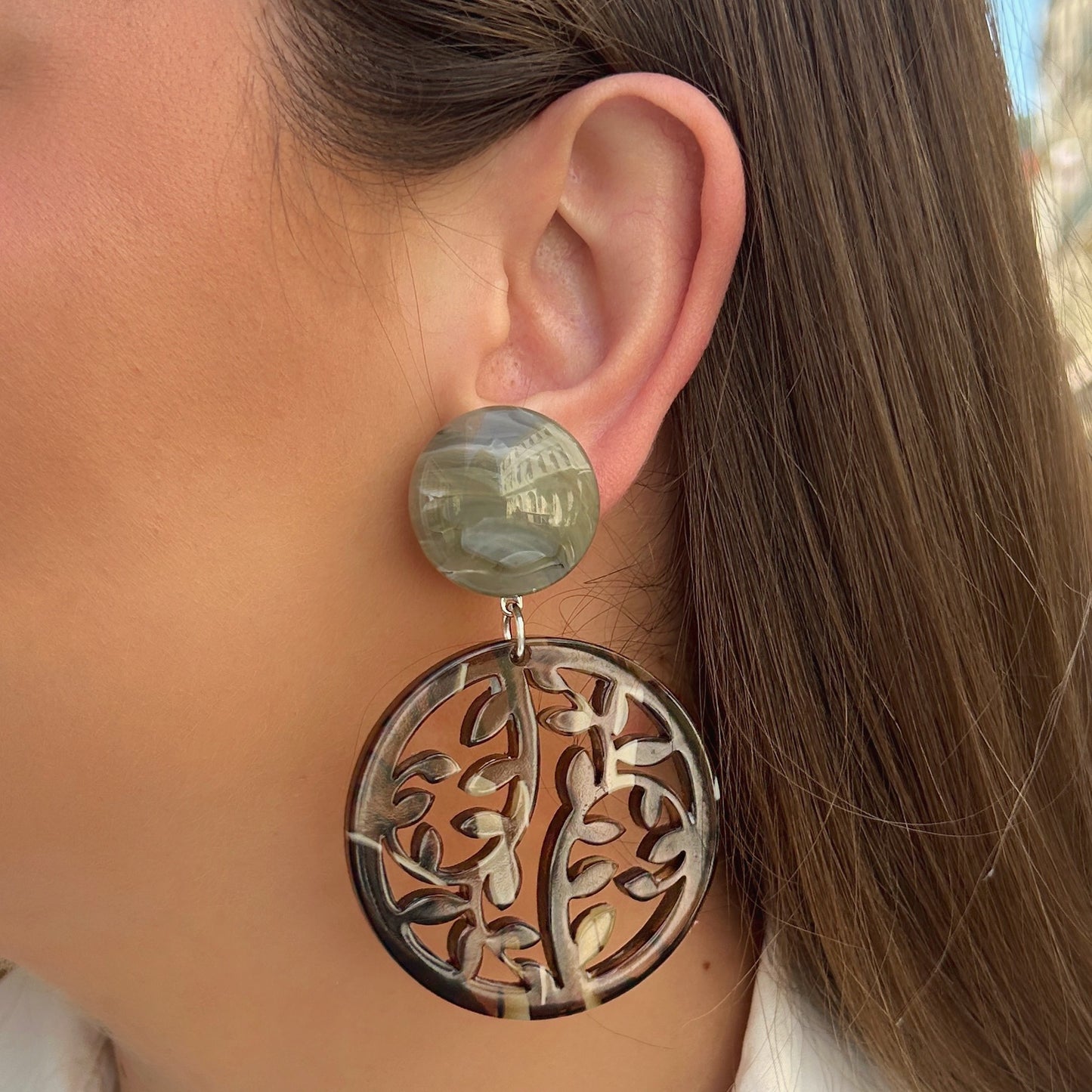 Boucles d'oreilles Mandala Kaiki Francine Bramli Paris rondes ajourées marron beige et kaki

