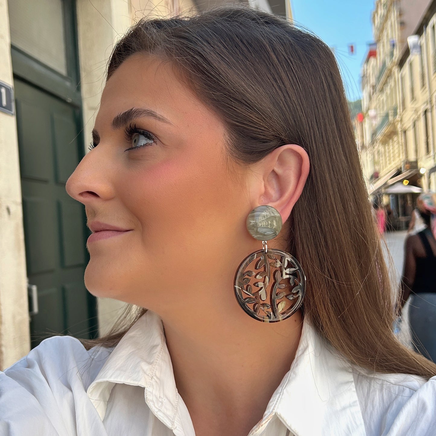Boucles d'oreilles Mandala Kaiki Francine Bramli Paris rondes ajourées marron beige et kaki
