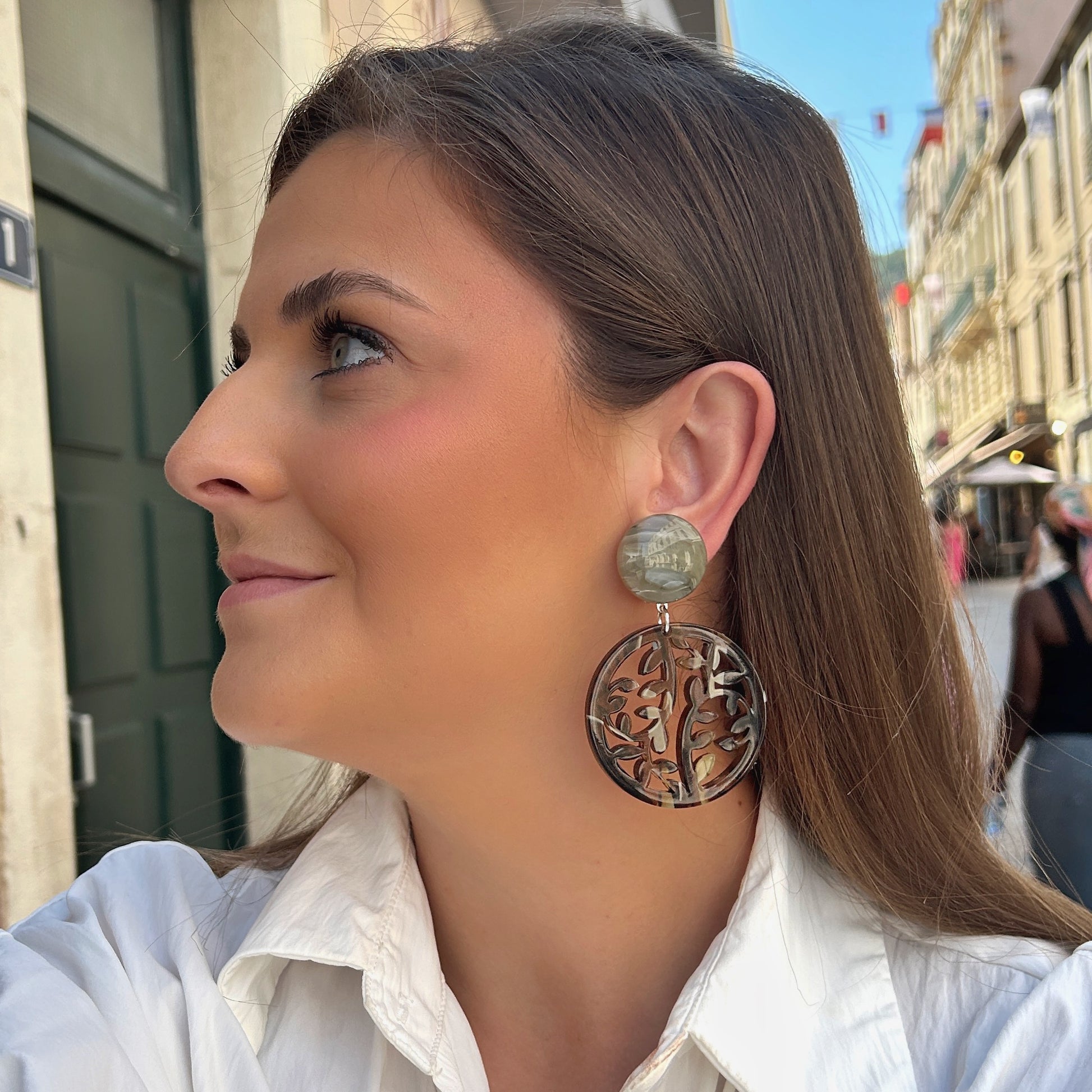 Boucles d'oreilles Mandala Kaiki Francine Bramli Paris rondes ajourées marron beige et kaki
