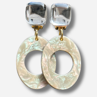 Boucles d'oreilles Maria Nacre Francine Bramli avec cabochon transparent et anneau en résine nacrée irisée