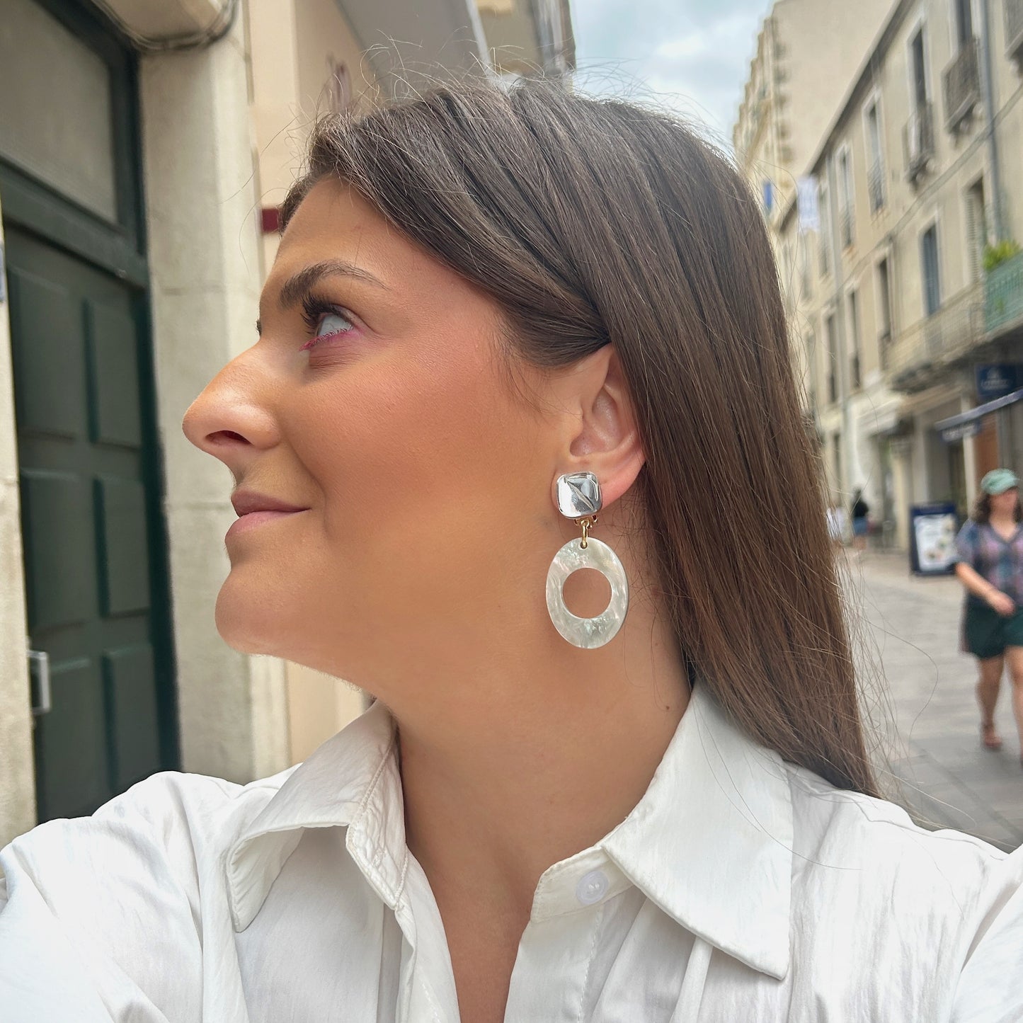 Boucles d'oreilles Maria Nacre Francine Bramli avec cabochon transparent et anneau en résine nacrée irisée