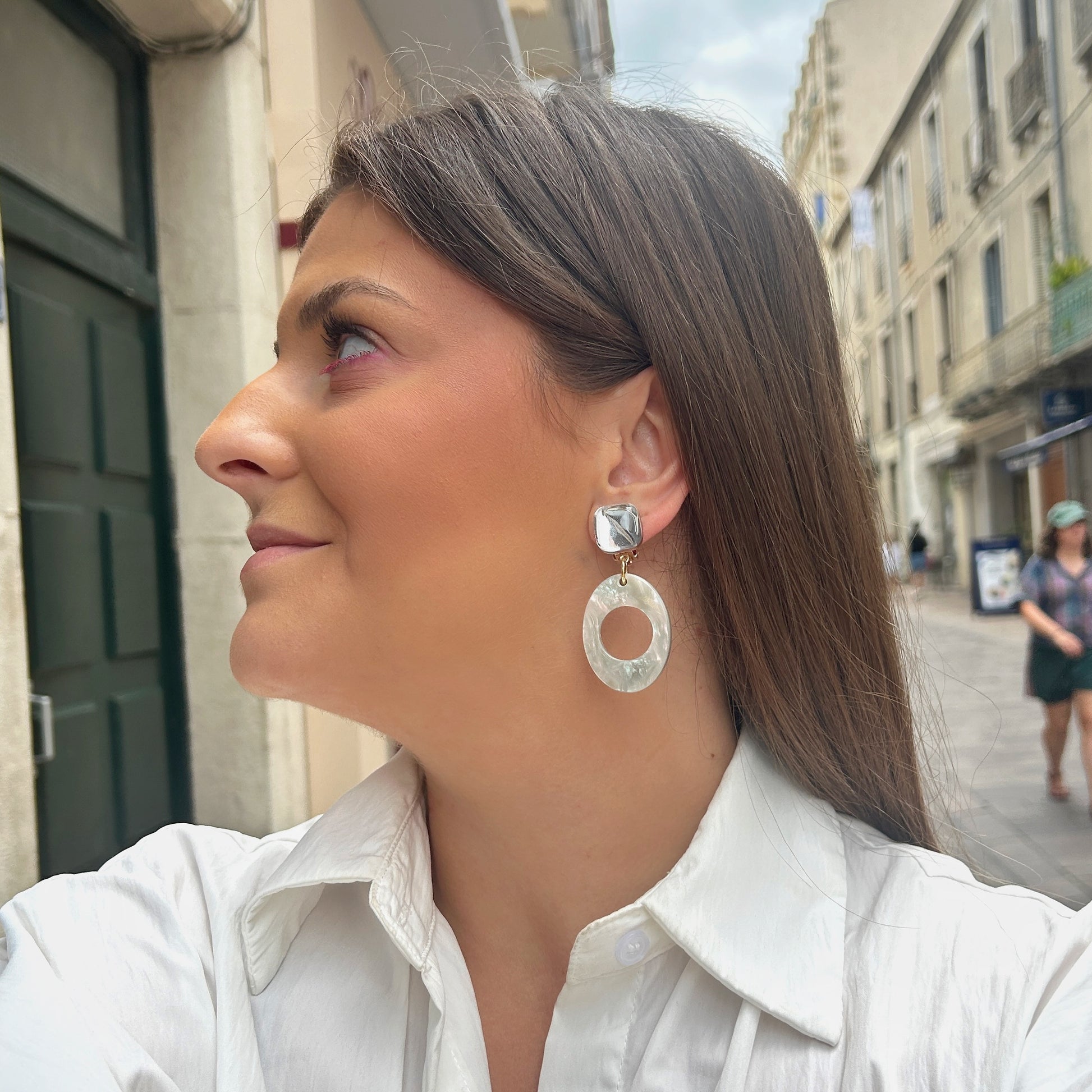 Boucles d'oreilles Maria Nacre Francine Bramli avec cabochon transparent et anneau en résine nacrée irisée