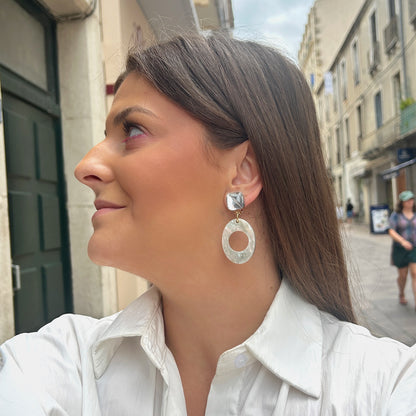 Boucles d'oreilles Maria Nacre Francine Bramli avec cabochon transparent et anneau en résine nacrée irisée